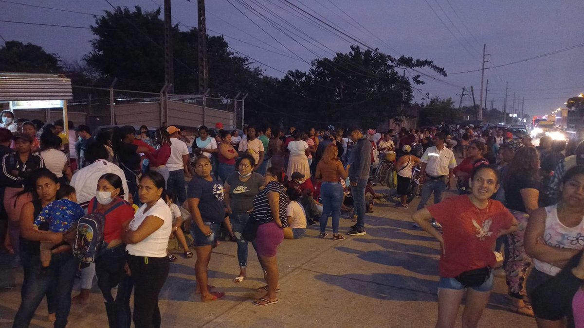 Desde las 14h00 alrededor de 200 familiares se encuentran en las afueras de la #PenitenciariaLitoral pendientes de respuestas, sin embargo, solo han recibido toletazos y gases. Se ha solicitado a <a href="/SNAI_Ec/">SNAI Ecuador</a> <a href="/DDHH_Ec/">Viceministerio de la Mujer y Derechos Humanos</a> agua para las familias, es lo mínimo que debería hacer el Estado