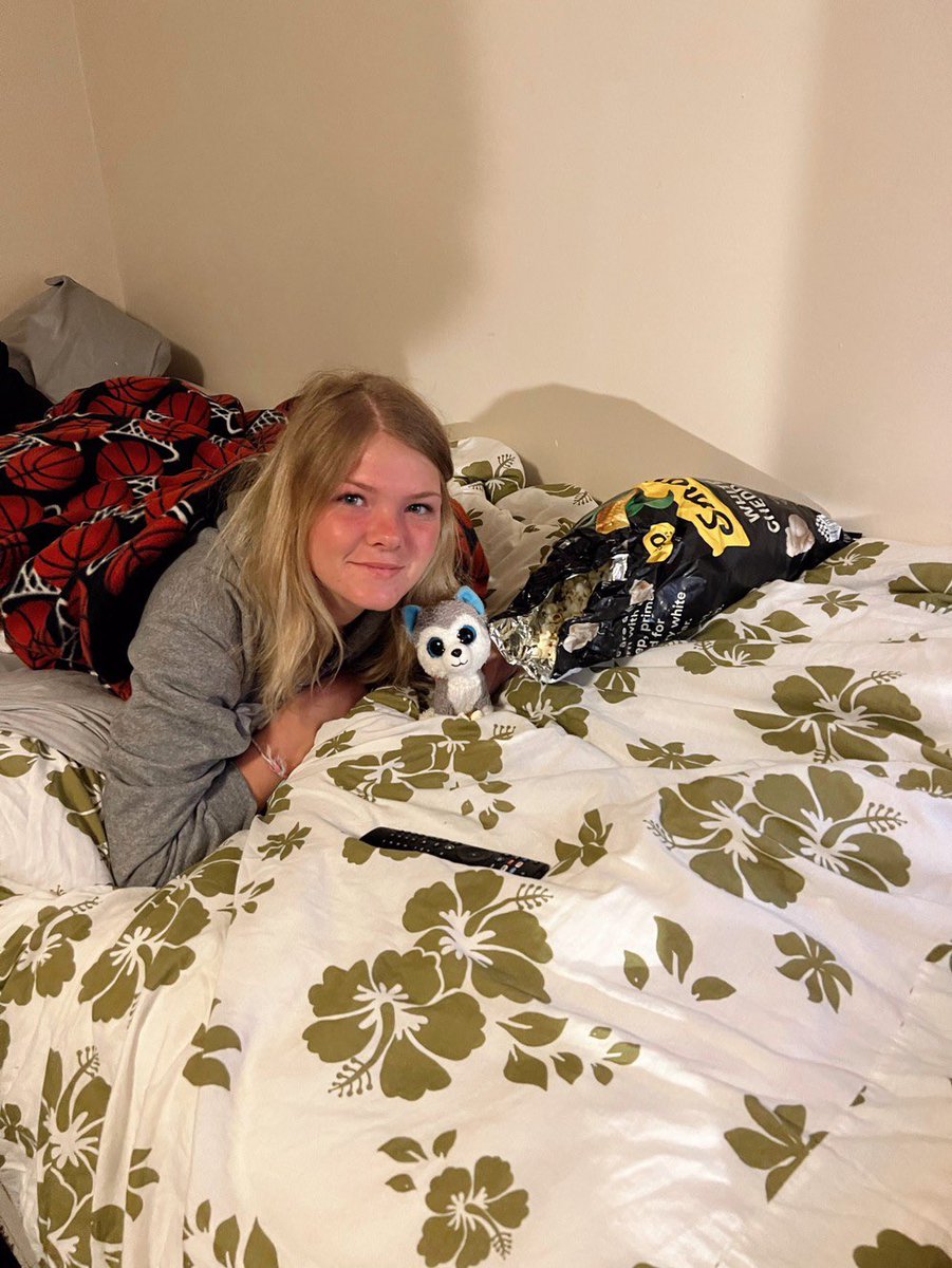 Shuwbk1's tweet photo. Practice Player #7 was sophomore Taiya Fletcher💁‍♀️💃
She hunkered down w/ Halo by watching a movie &amp; eating some yummy snacks as they unwound from the crazy homecoming weekend😋🍿🎬 #ONE #movienight @Coach_Syljebeck https://t.co/8mb2LBS6KX