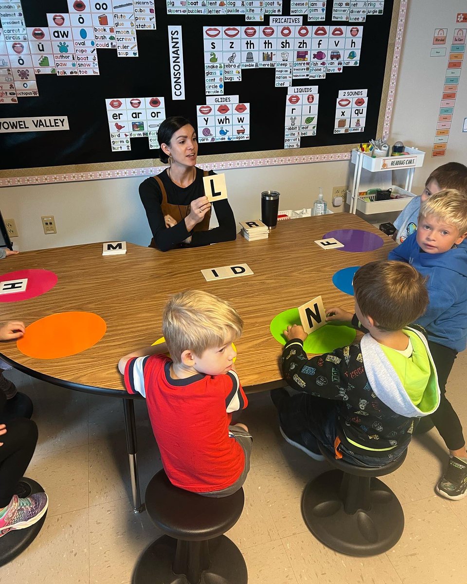 nkcpslearns's tweet photo. Watkins first graders were working on their phonics and writing in small groups this morning!
#phonicsactivities #smallgroupreading #gweswildcats #teamnewkent @GWESwildcats https://t.co/WlUdXyhfPp