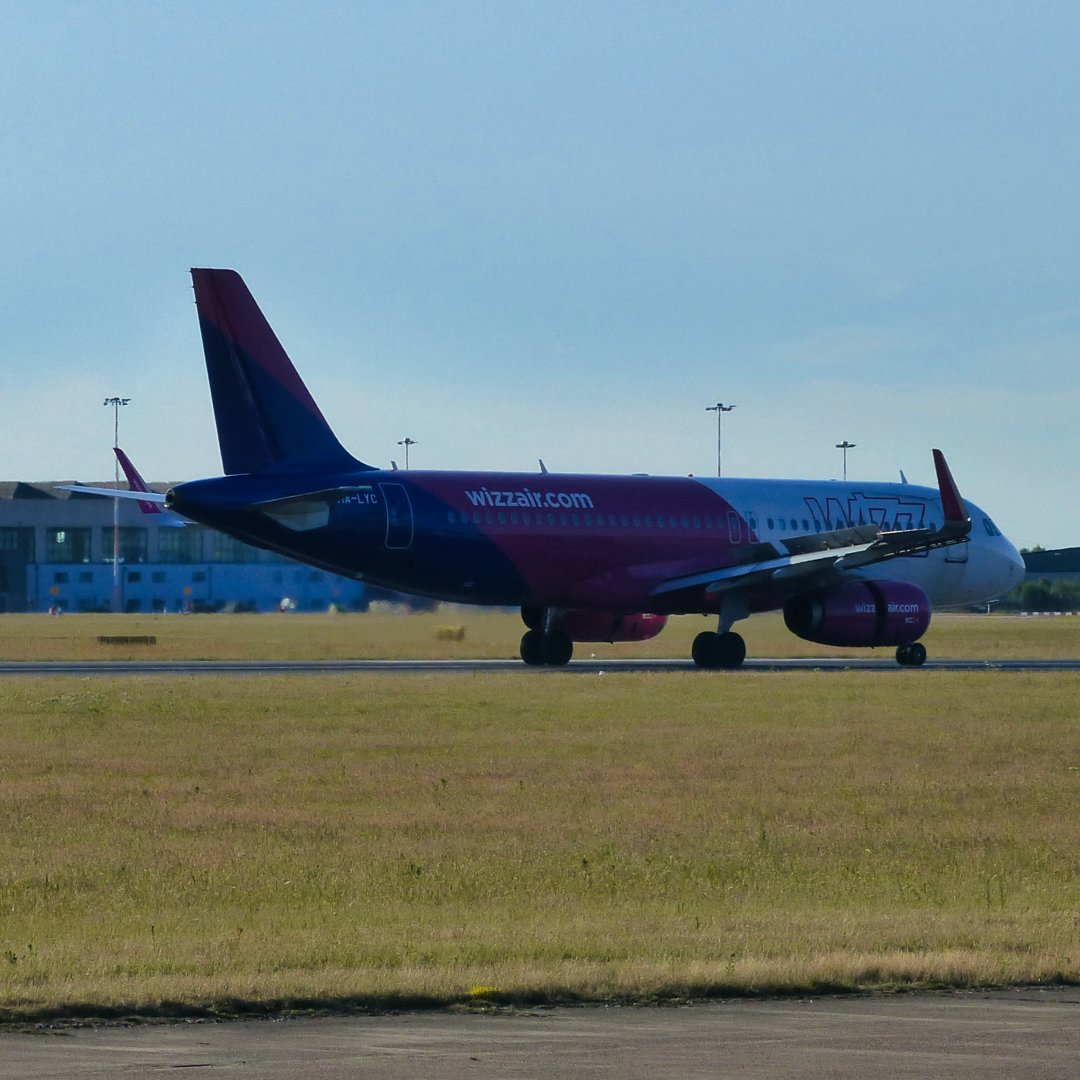 Wizz Air Airbus A320-200 HA-LYC arriving at Doncaster Airport from Vilnius International Airport 22.6.22.

#savedsa #savedoncasterairport #wizzair #wizzairuk #wizzwings #iamwizztraveller #wiz #wizzaircom #wizzairfly #airbus #airbuslovers #a320family #a320lovers #a320 #a320200