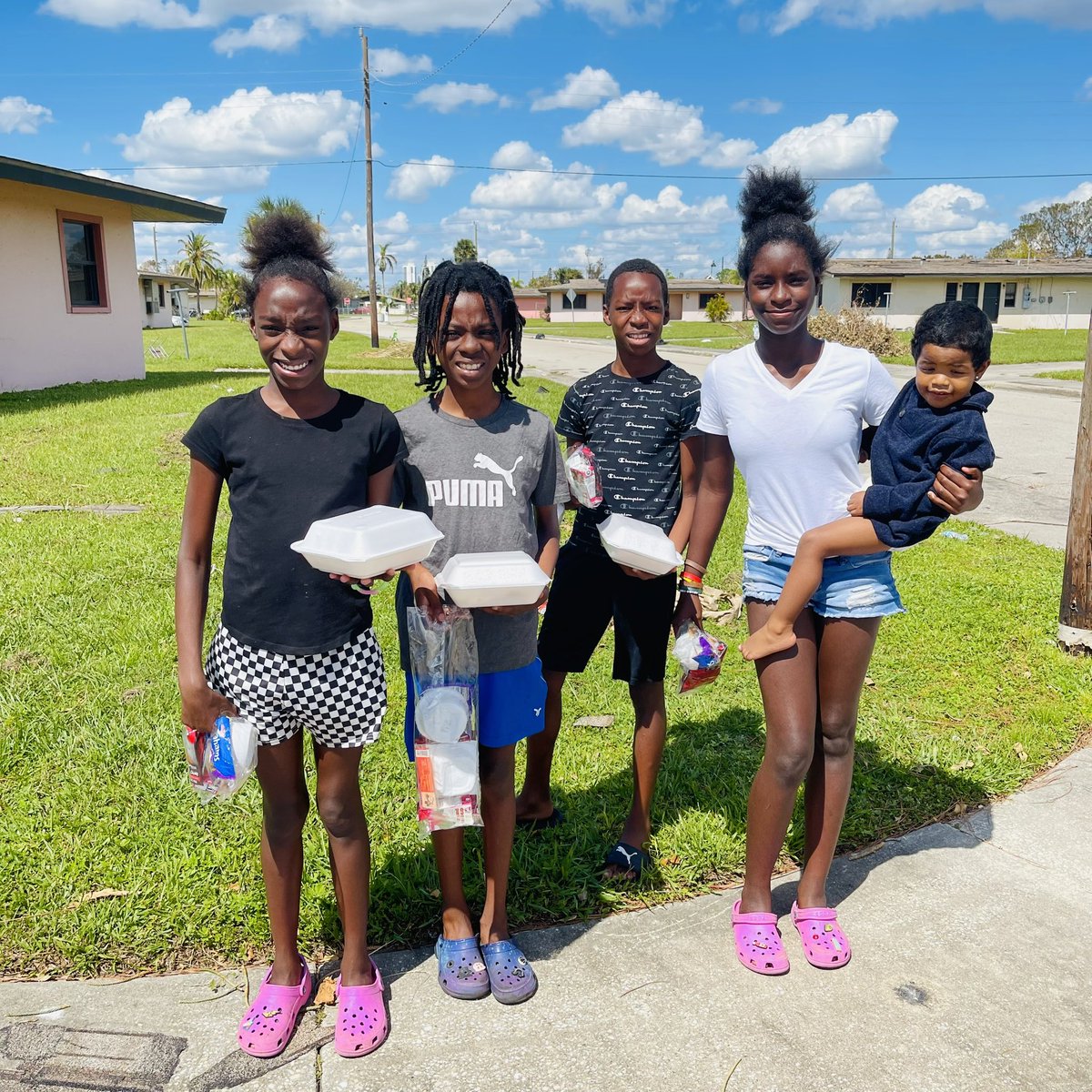 FranklinPark_'s tweet photo. Today we served hot meals and checked on our families in the community!๐๐๐พ
#OneTEAMOneGOAL
#FPEPanthers
#ItTakesAVillage https://t.co/NkNaNVXD0u