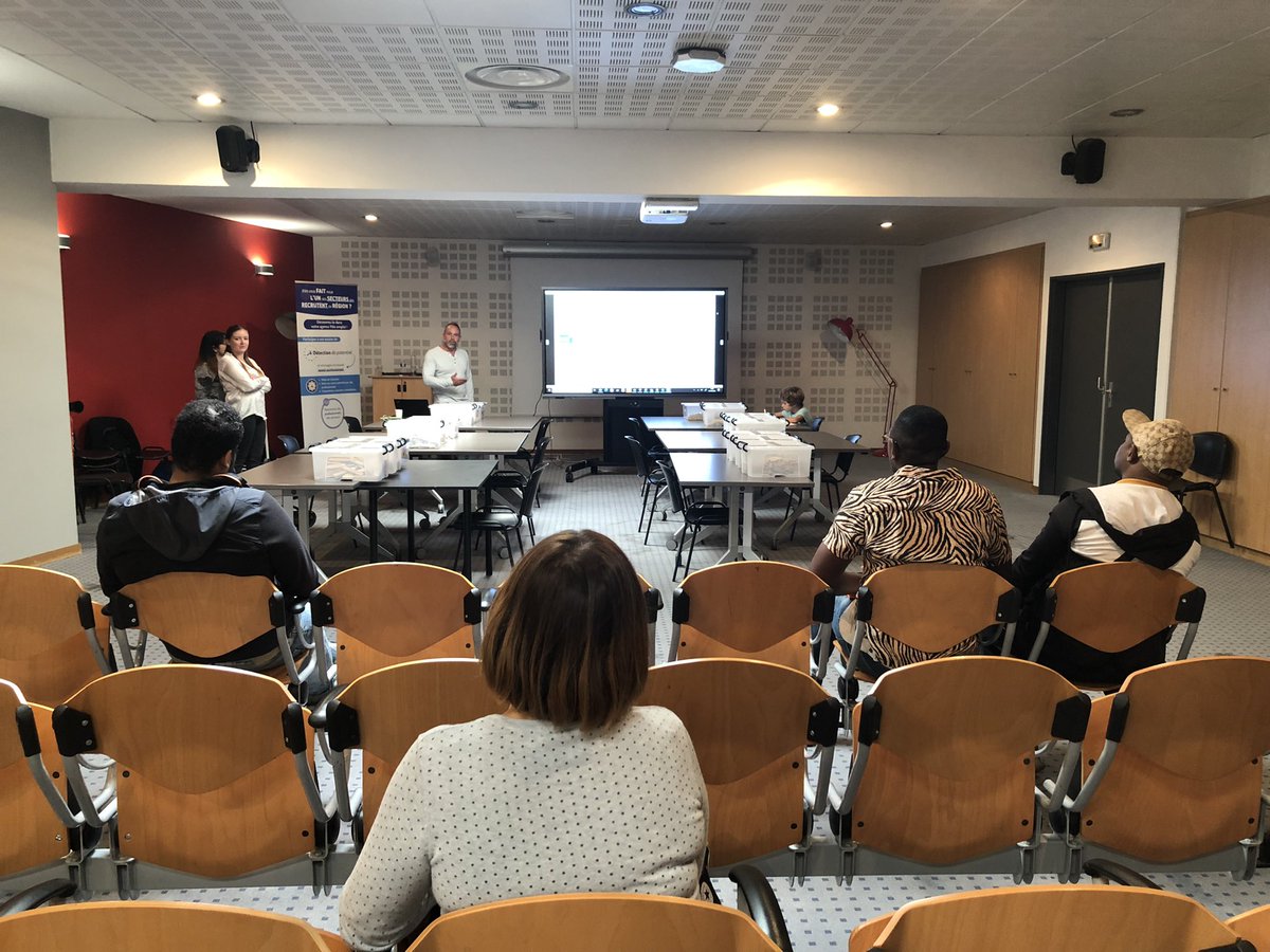 #avecpoleemploi à la #citedesmetiers   Plusieurs ateliers Détection de Potentiel dans les secteurs en tension #industrie 🏭 #Btp 👷‍♂️👷‍♀️#hôtellerie #restauration 👨‍🍳 #transport #logistique 🚚 pour découvrir les métiers et susciter des vocations 🚀🚀🚀