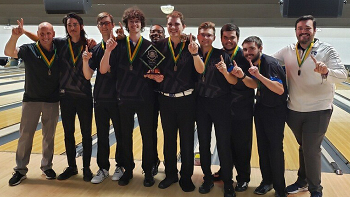USBC's tweet photo. The 51st edition of the Midwest Collegiate Championships took place last weekend with the Lawrence Tech men and Mount Mercy women capturing the first Tier I titles of the 2022-2023 season.

Learn more in this week's #CollegiateTicker: https://t.co/HrAVqlCvMN https://t.co/cUFyzAj3AL