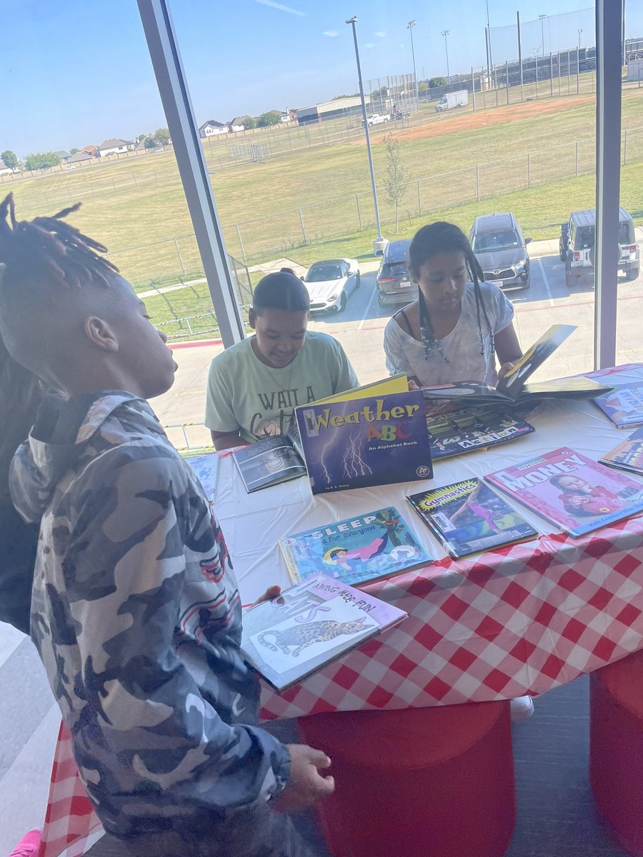 shookieinfifth's tweet photo. Non-Fiction Book Tasting at Shilliam’s Book Cafe today! @HESPanthers @kisdlit @dmaki15 https://t.co/5P51fTRpOh