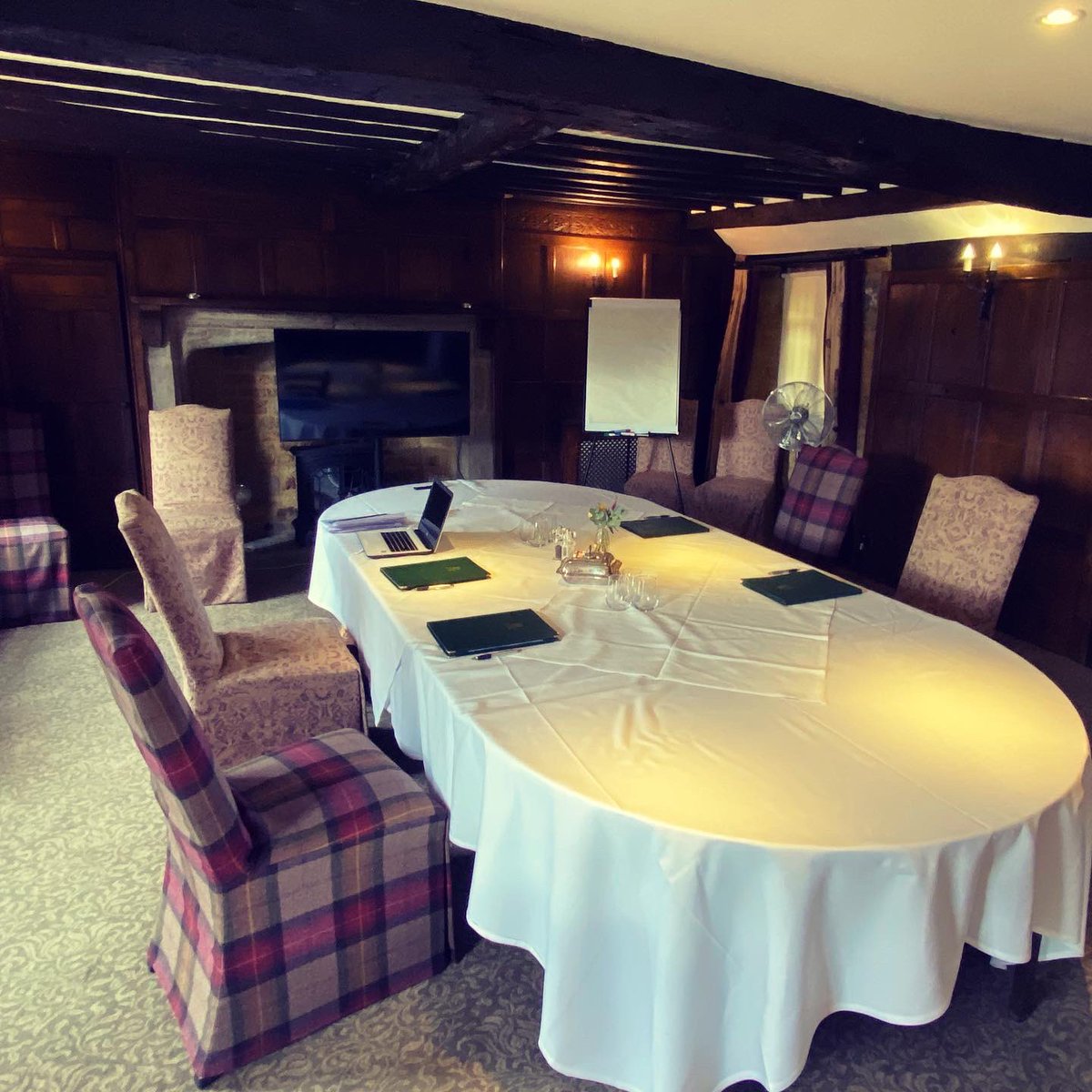 dataimagegroup's tweet photo. Off site #teammeeting today to discuss #sustainable solutions within our print and display sector ♻️
Thank you to @TheFalconHotel Uppingham for excellent meeting room facilities and fabulous #CustomerService 🙏
#supportlocalbusiness #localhotel #LeicestershireBusiness https://t.co/dJii4SWUq4