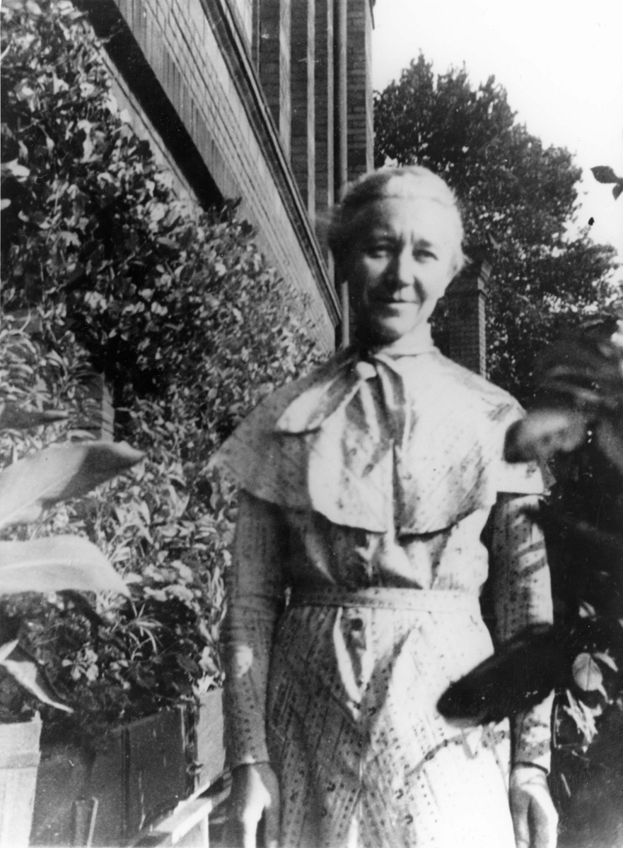 Teacher Elisabeth Abegg helped save dozens of Jews during the Holocaust. She helped secure safe houses for them, and sometimes offered to have them stay in her Berlin apartment. #WorldTeachersDay 📷: Yad Vashem