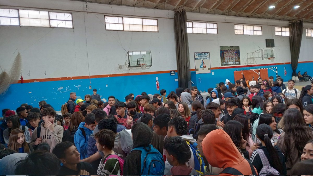 Pov:se quema un enchufe en tu colegio
: