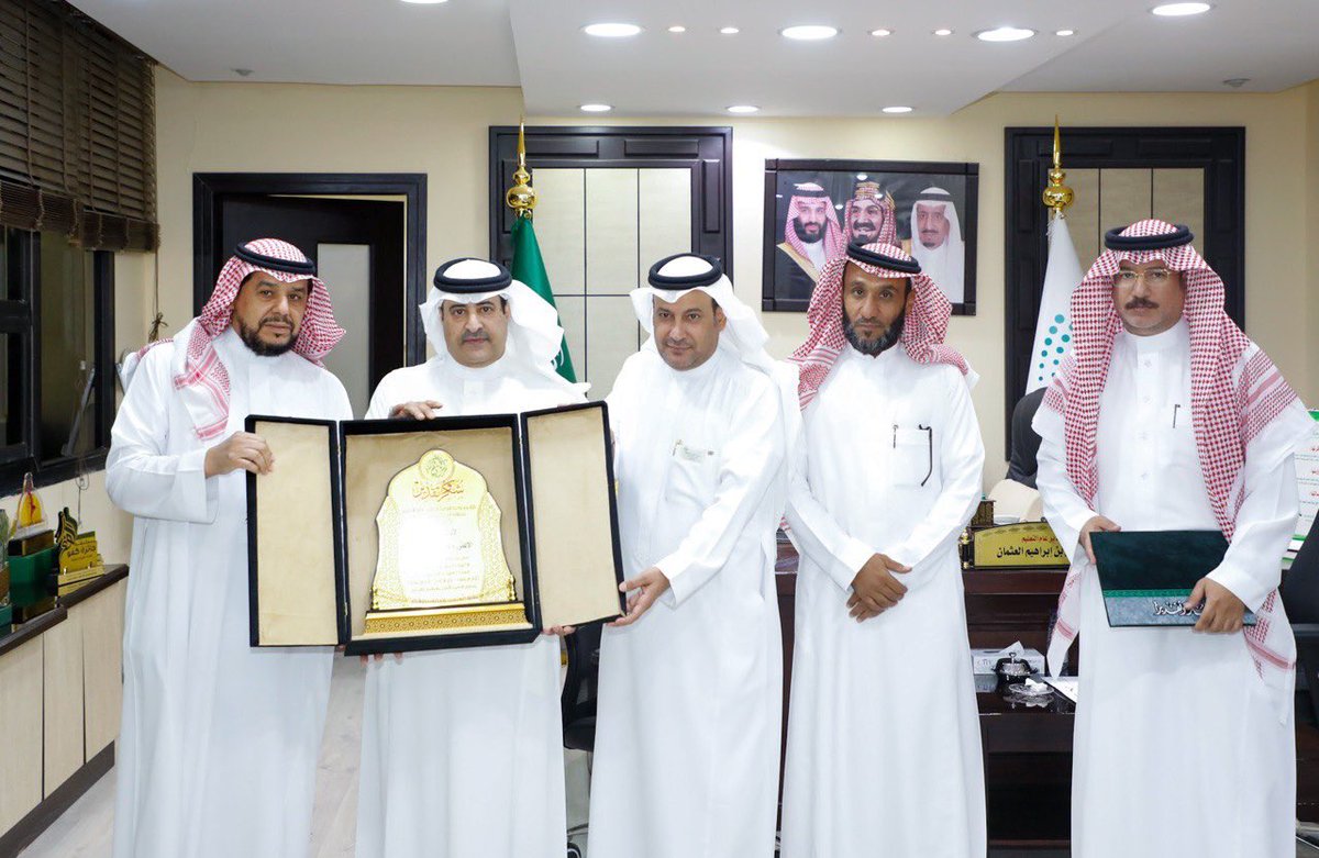 moe_hud's tweet photo. مدير عام #تعليم_الحدود_الشمالية يكرّم المشاركين في ملتقى وحدة التوعية الفكرية ( التعريف بالعمق الحضاري والإنساني للمملكة العربية السعودية) من مكتب التعليم الأهلي . https://t.co/rsr8J1GKu1