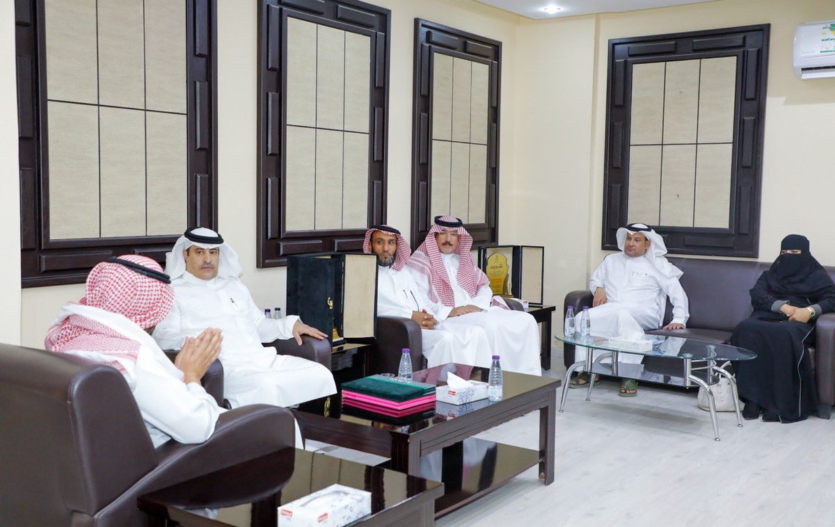 moe_hud's tweet photo. مدير عام #تعليم_الحدود_الشمالية يكرّم المشاركين في ملتقى وحدة التوعية الفكرية ( التعريف بالعمق الحضاري والإنساني للمملكة العربية السعودية) من مكتب التعليم الأهلي . https://t.co/rsr8J1GKu1