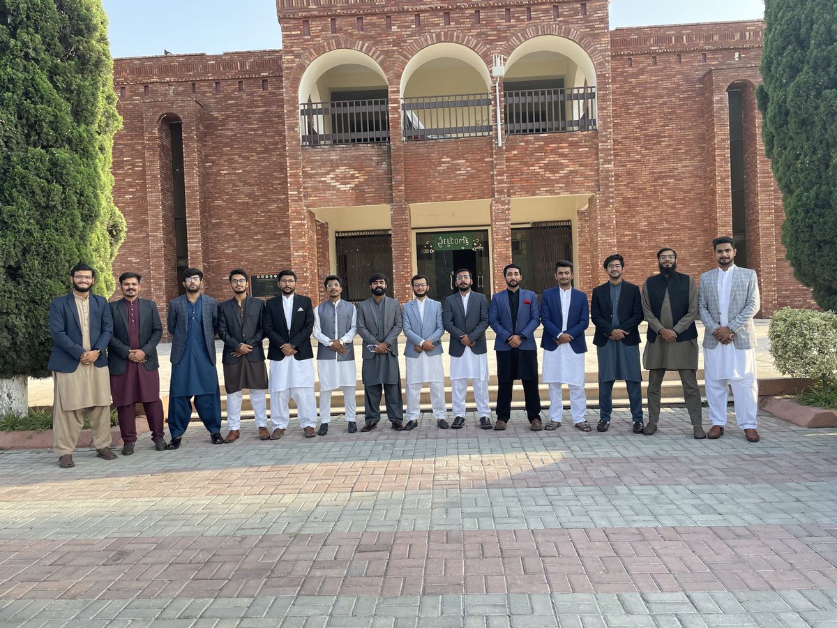 IntezarMehdi15's tweet photo. دوست اچھے ہوں تو زندگی خوبصورت ہے
بزرگوں سے سنا ہے ’کلا تے رکھ وی نہیں ہونا چاہیدا‘ یعنی اکیلا تو درخت بھی نہیں ہونا چاہیے.
 انسان کو بھی اکیلا نہیں ہونا چاہیے ورنہ وہ اپنے سے منسلک ماحول میں موجود دلچسپی کی ہر شے سے بیزار اور اپنی دسترس ہونے کے باوجود سب سے لاتعلق ہو جائے گا۔ https://t.co/RcV9KIe6Nr