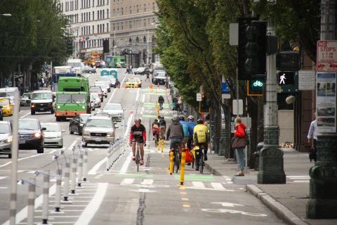 vlourbano's tweet photo. Investigadores que condujeron un estudio por 13 años concluyeron que, las ciudades que implementaron carriles para bicicletas y ciclovías protegidos tenían un 44% menos de muertes que la ciudad sin infraestructura ciclista protegida. https://t.co/CCJClnJKUe https://t.co/zHjSq8wInl
