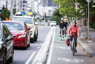 vlourbano's tweet photo. Investigadores que condujeron un estudio por 13 años concluyeron que, las ciudades que implementaron carriles para bicicletas y ciclovías protegidos tenían un 44% menos de muertes que la ciudad sin infraestructura ciclista protegida. https://t.co/CCJClnJKUe https://t.co/zHjSq8wInl