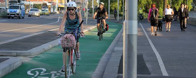 vlourbano's tweet photo. Investigadores que condujeron un estudio por 13 años concluyeron que, las ciudades que implementaron carriles para bicicletas y ciclovías protegidos tenían un 44% menos de muertes que la ciudad sin infraestructura ciclista protegida. https://t.co/CCJClnJKUe https://t.co/zHjSq8wInl