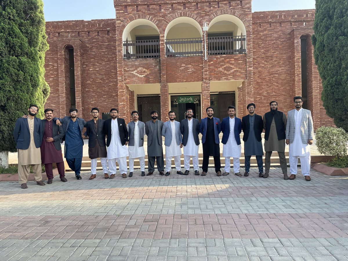 IntezarMehdi15's tweet photo. دوست اچھے ہوں تو زندگی خوبصورت ہے
بزرگوں سے سنا ہے ’کلا تے رکھ وی نہیں ہونا چاہیدا‘ یعنی اکیلا تو درخت بھی نہیں ہونا چاہیے.
 انسان کو بھی اکیلا نہیں ہونا چاہیے ورنہ وہ اپنے سے منسلک ماحول میں موجود دلچسپی کی ہر شے سے بیزار اور اپنی دسترس ہونے کے باوجود سب سے لاتعلق ہو جائے گا۔ https://t.co/RcV9KIe6Nr