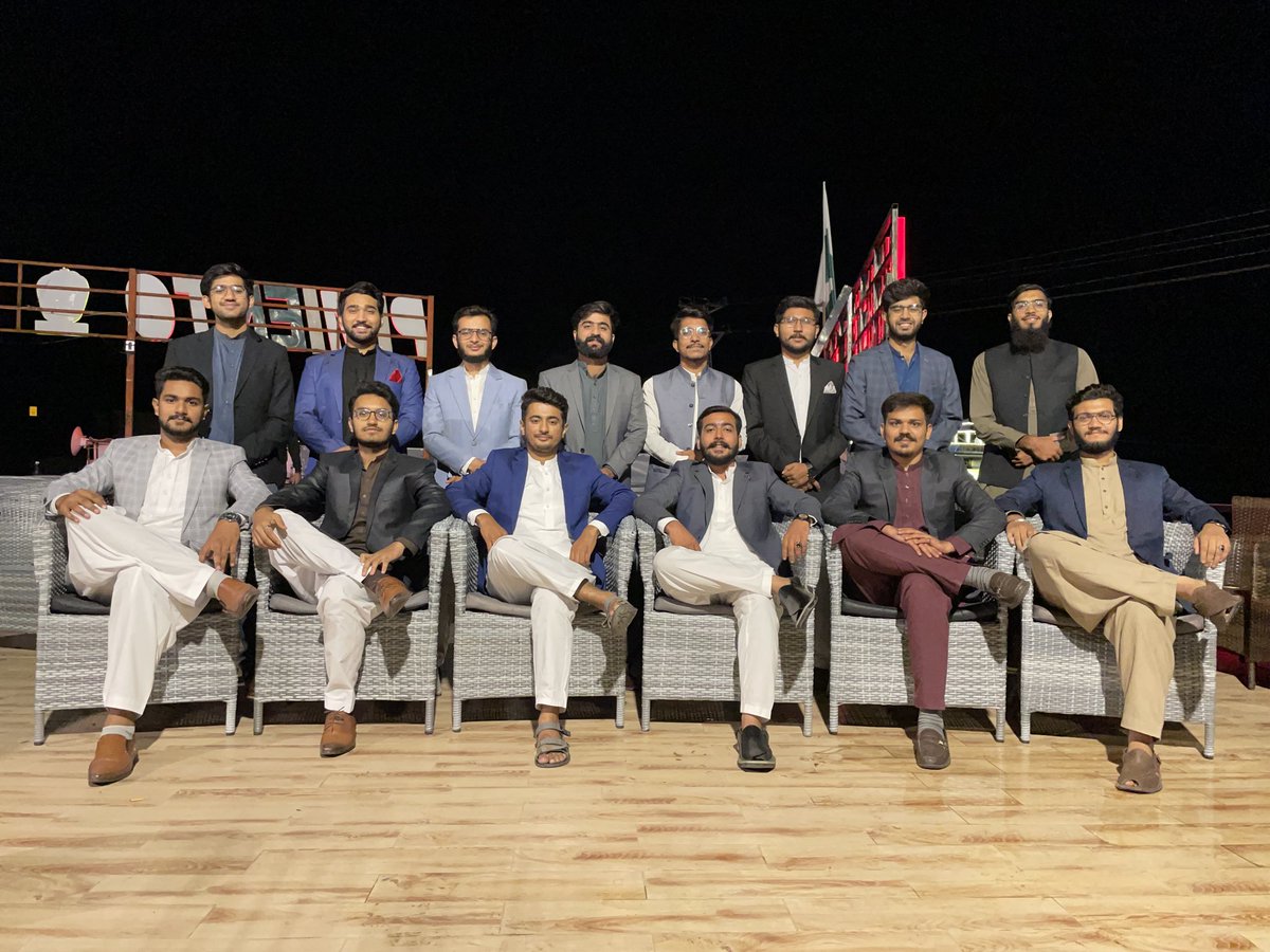 IntezarMehdi15's tweet photo. دوست اچھے ہوں تو زندگی خوبصورت ہے
بزرگوں سے سنا ہے ’کلا تے رکھ وی نہیں ہونا چاہیدا‘ یعنی اکیلا تو درخت بھی نہیں ہونا چاہیے.
 انسان کو بھی اکیلا نہیں ہونا چاہیے ورنہ وہ اپنے سے منسلک ماحول میں موجود دلچسپی کی ہر شے سے بیزار اور اپنی دسترس ہونے کے باوجود سب سے لاتعلق ہو جائے گا۔ https://t.co/RcV9KIe6Nr