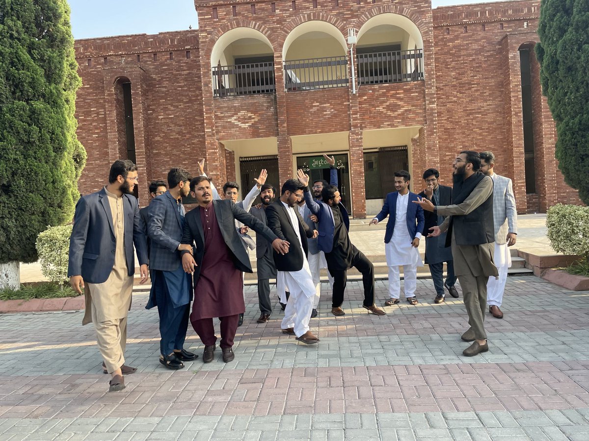 IntezarMehdi15's tweet photo. دوست اچھے ہوں تو زندگی خوبصورت ہے
بزرگوں سے سنا ہے ’کلا تے رکھ وی نہیں ہونا چاہیدا‘ یعنی اکیلا تو درخت بھی نہیں ہونا چاہیے.
 انسان کو بھی اکیلا نہیں ہونا چاہیے ورنہ وہ اپنے سے منسلک ماحول میں موجود دلچسپی کی ہر شے سے بیزار اور اپنی دسترس ہونے کے باوجود سب سے لاتعلق ہو جائے گا۔ https://t.co/RcV9KIe6Nr