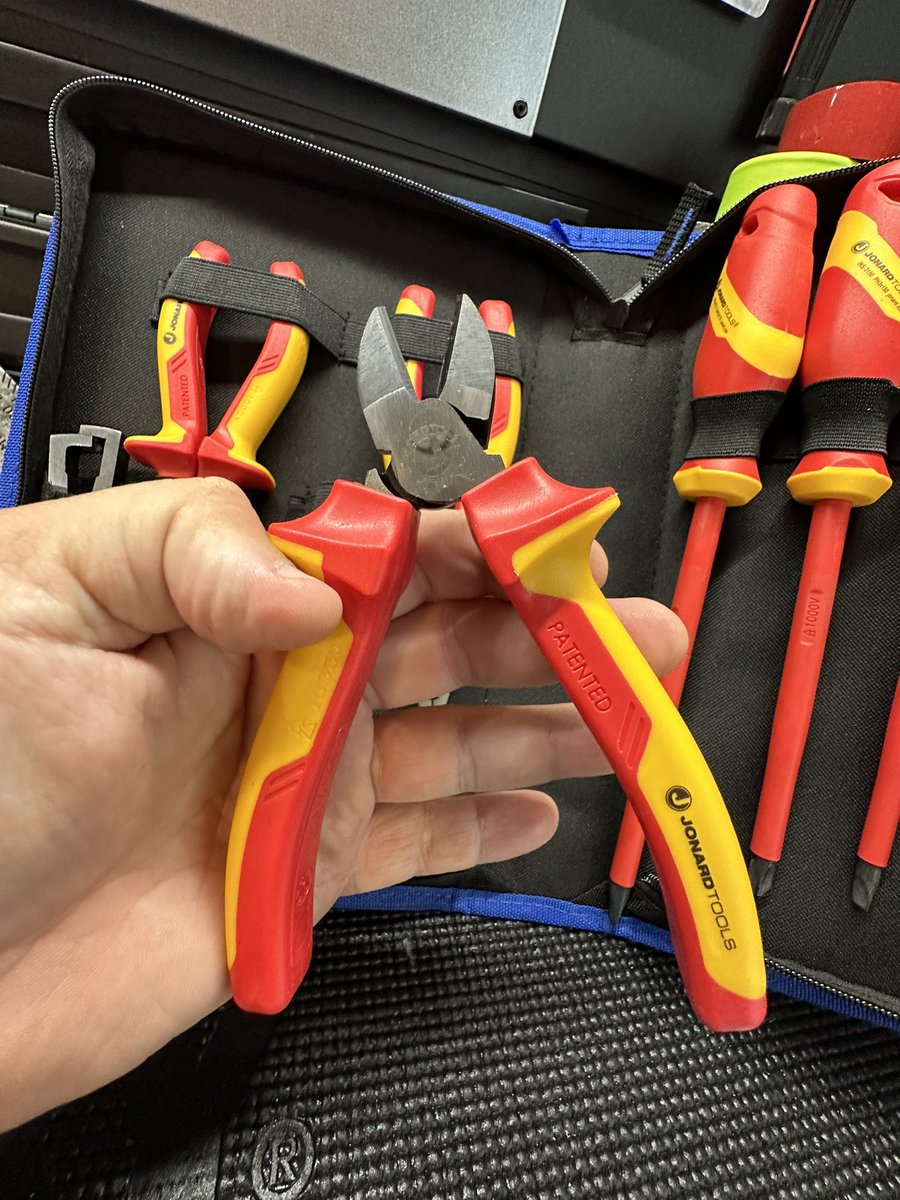 ajsweet13's tweet photo. Just got this insulated 11 piece kit from JONARD Tools product number TK-110INS, came in a  awesome zip up case. Everything feels and looks great not to mention lifetime warranty, used the kit today along with the lockable wire strippers to replace and upgrade a wall outlet! https://t.co/iTIfDmrTiw