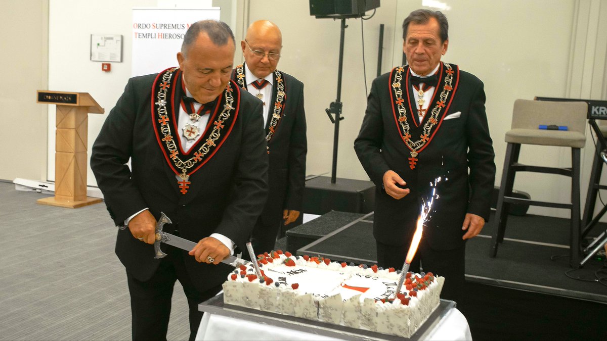 OSMTHSrbija's tweet photo. Kako bi drugačije templari sekli rođenadansku tortu nego mačem? Moderna tradicija u skladu sa modernim vremenima i proslava 20 godina od našeg postojanja i delovanja u #Srbija #OSMTH #Templari https://t.co/QAdbhtas6O