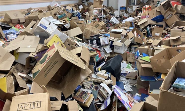 SimcoeNews's tweet photo. 'People were just throwing books on the floor': Book exchange benefiting Barrie Food Bank goes awry
https://t.co/uyN4N80Fc6 https://t.co/HXE3eoZ92X