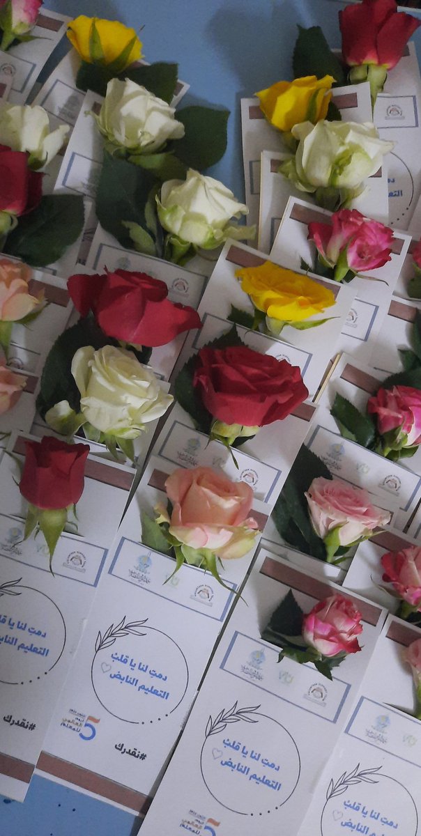 V_S_team's tweet photo. وفي #٥_اكتوبر  حبينا نبهج معلمينا♡
ونجحنا في رسم البسمة على وجوه أعضاء هيئة التدريس في #اليوم_العالمي_للمعلم 
في مبادرتنا احنا #نقدركم 
@JazanUniversity 
@stujazanu 
@jazvolunt https://t.co/vp210Eh2b3