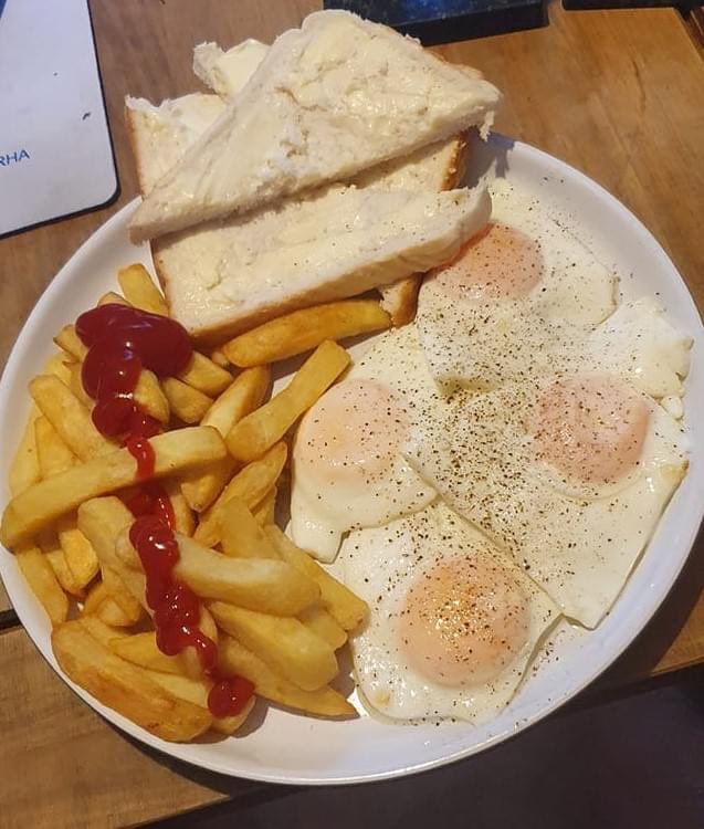ChefConsultant's tweet image. This is was my first dish when I have landed in Britain, January 2005 😀

What was your first meal when you have arrived to England? 

Egg and chips with buttered bread 😋😍👌💪

#EggandChips #butteredbread