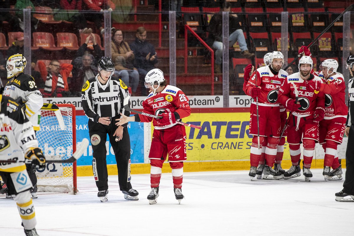PorinAssat's tweet photo. Liiga-uran ensimmäinen Ian McCoshenille tänään, kiekko talteen ja kultakypärä seuraavaan peliin.

#Ässät #Liiga https://t.co/8Unnw4sVe2
