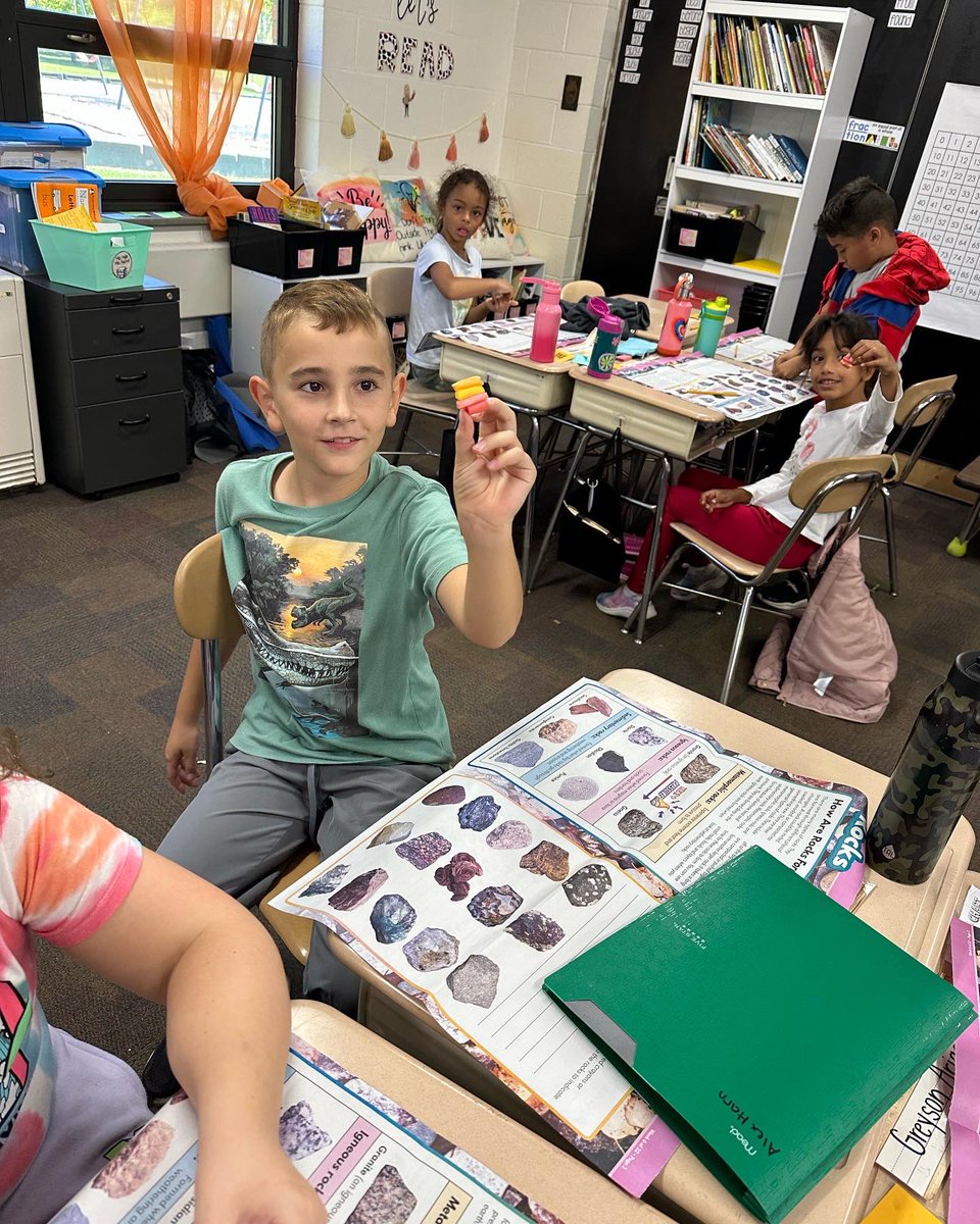 WooMrsWilson's tweet photo. We used starbursts yesterday to demonstrate the rock cycle so we could understand how different rock are formed. My favorite quote was “Wow! I didn’t know science was going to be so fun!” #MyOhioClassroom #3rdGrade https://t.co/I1ZlutFPuB