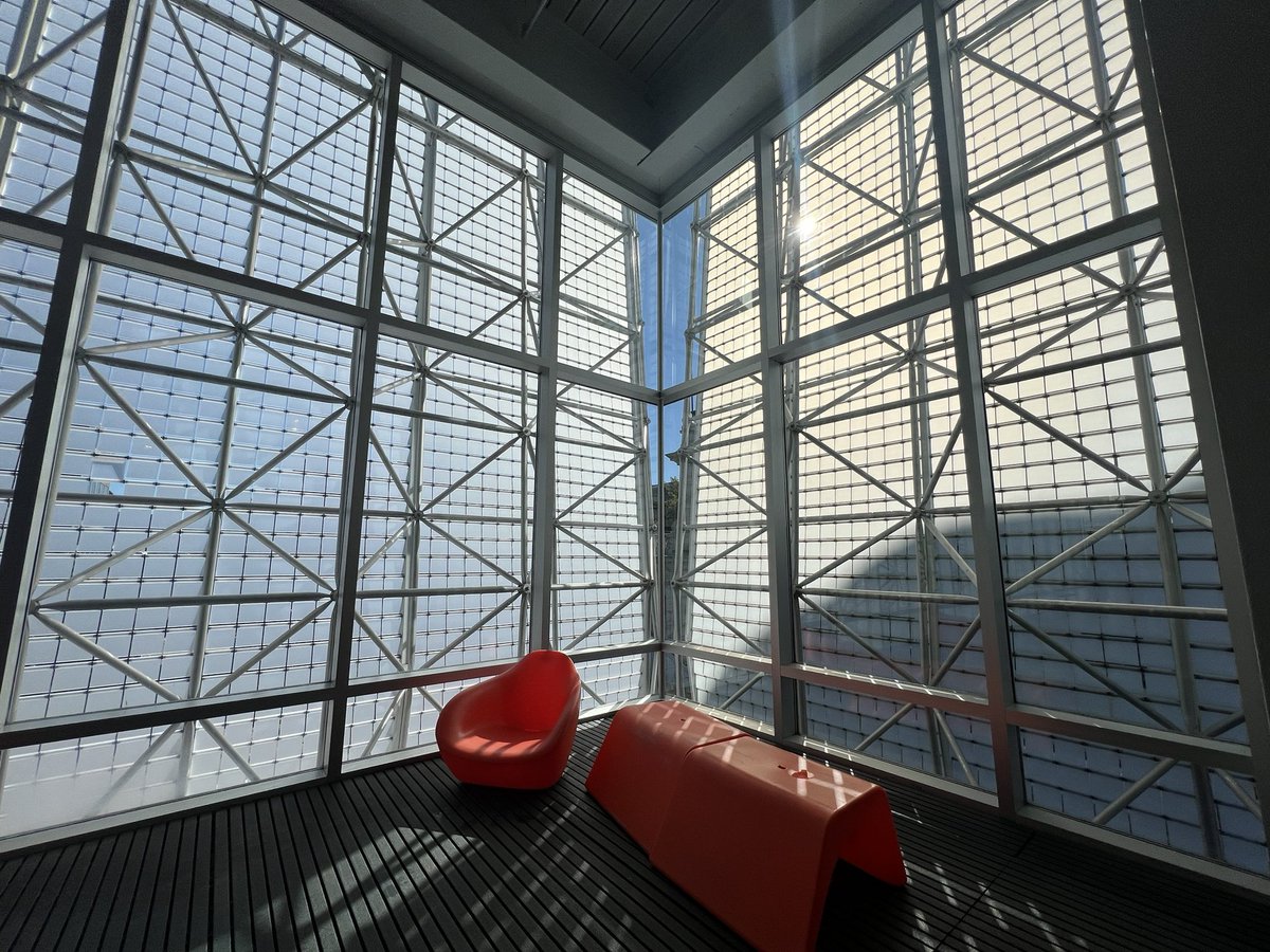 robotify's tweet image. Pittsburgh Children’s Museum is perfect for kids. Added bonus. Parents really have to pay attention to their kids on the 3rd floor, as the Faraday Cage exterior perfectly blocks cell signals!