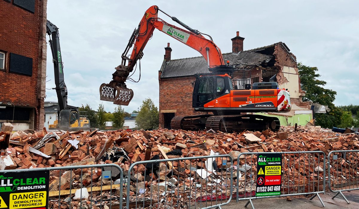 philbanting's tweet photo. The death machines have eaten Mega Bites, and are sorting out the Post Office. Soon they will be making a final call at the telephone exchange...
#TenAcres #SellyPark #Stirchley https://t.co/mlZnDhukzu
