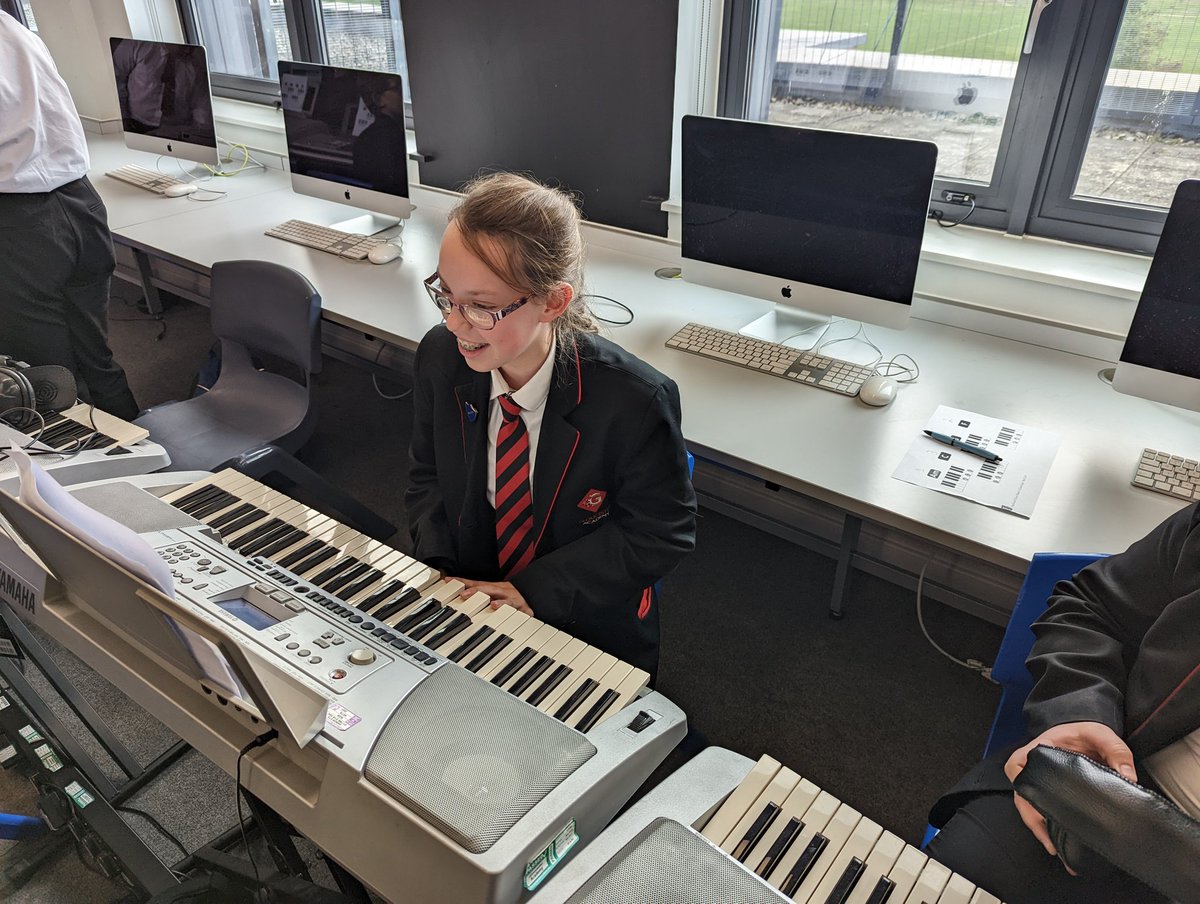 GloucsAcademy's tweet photo. Creative enrichment after school today! #BeCreative #NewSkillAlert @GreenshawTrust https://t.co/tgKNRO7Q5F