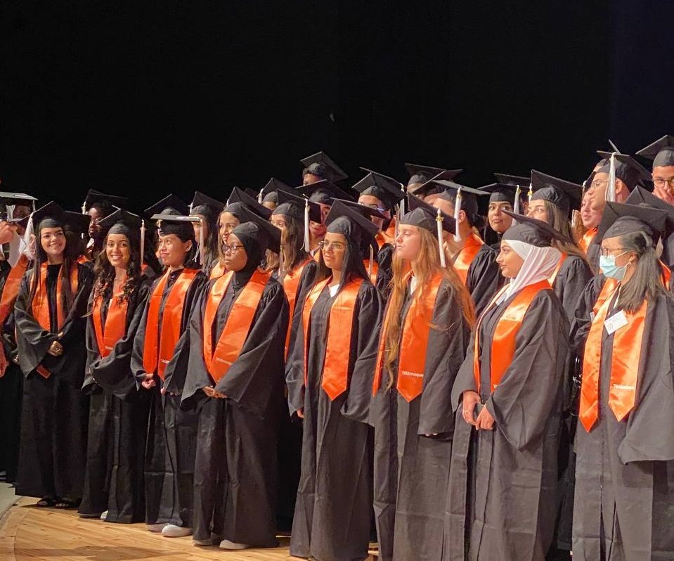 RomeIsabelle's tweet photo. « Le mentorat peut changer la vie, celle du mentoré et celle du mentor. »

Très heureuse d'être intervenue ce soir à la cérémonie des bacheliers de @Telemaque_asso.

Un collectif d'acteurs publics et privés au service de l'#EgaliteDesChances.

Félicitations aux 126 diplômés 👏👏 https://t.co/Y67NJpTC3J