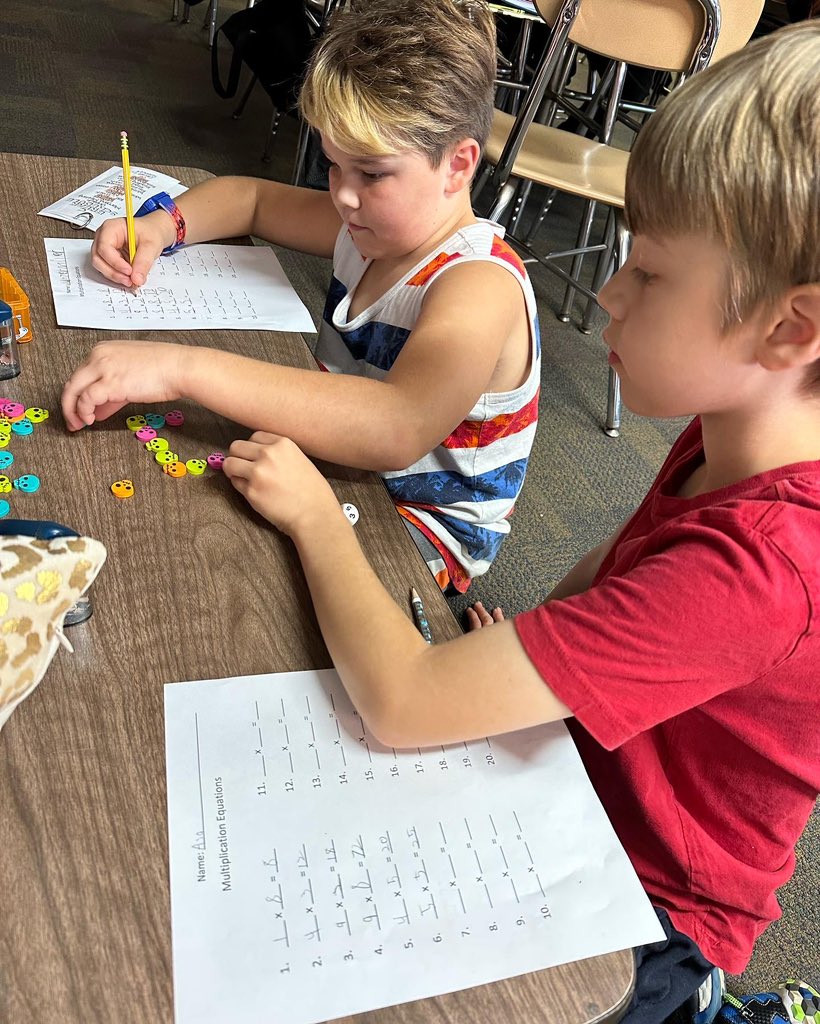 WooMrsWilson's tweet photo. Using mini erasers &amp; dice to build arrays and make multiplication problems! https://t.co/m49zNr0an0