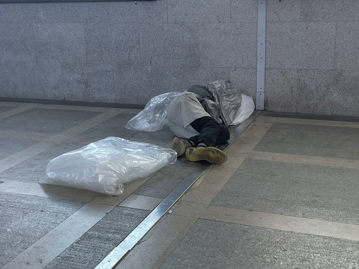 城市降温超过20度，经过地下通道看到一个盖塑料袋取暖的人，觉得他很可怜。

但我也只是冷漠的看着。 https://t.co/H1q6I4SOvb