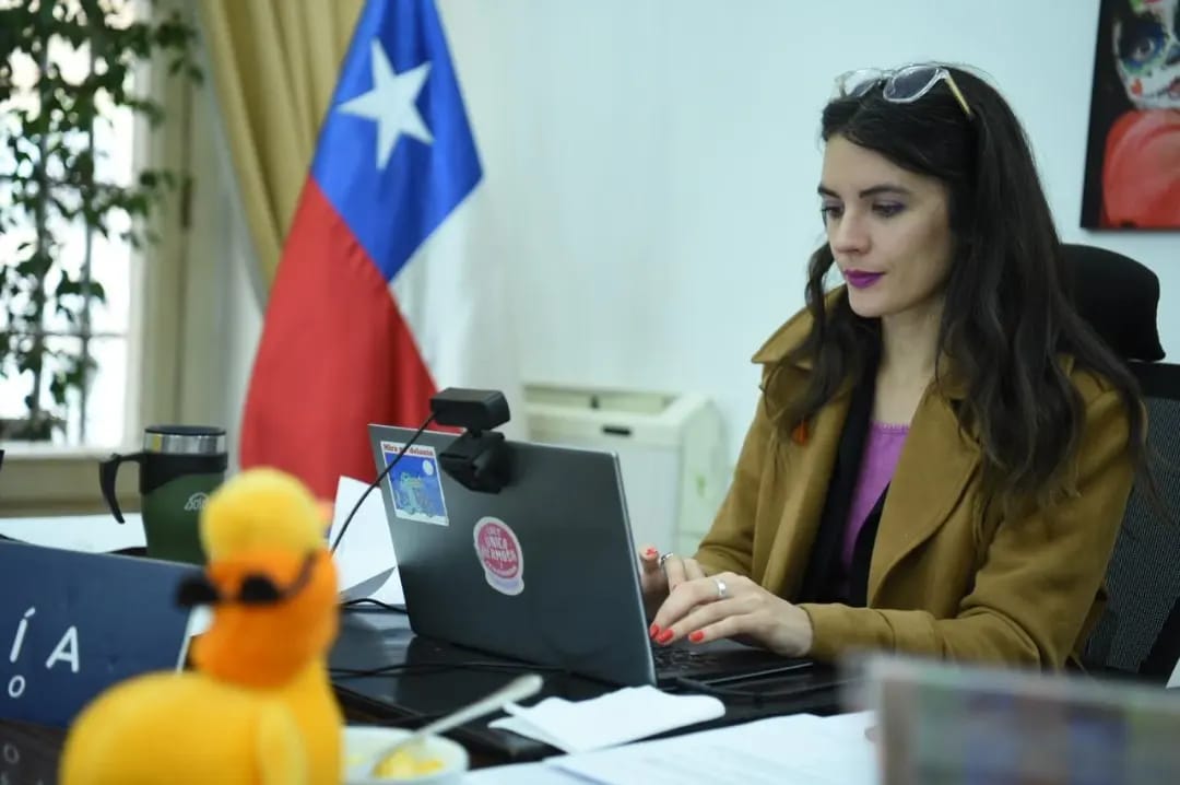 camila_vallejo's tweet photo. Hoy presentamos las indicaciones del Ejecutivo para el PdL que busca proteger a periodistas y personas trabajadoras de las comunicaciones en la Comisión de Cultura de la @Camara_cl un paso fundamental para resguardar la libertad de prensa y el derecho a la información🤗 https://t.co/CIT97H0PZS