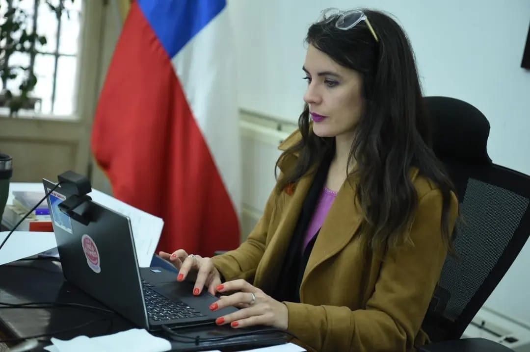 camila_vallejo's tweet photo. Hoy presentamos las indicaciones del Ejecutivo para el PdL que busca proteger a periodistas y personas trabajadoras de las comunicaciones en la Comisión de Cultura de la @Camara_cl un paso fundamental para resguardar la libertad de prensa y el derecho a la información🤗 https://t.co/CIT97H0PZS