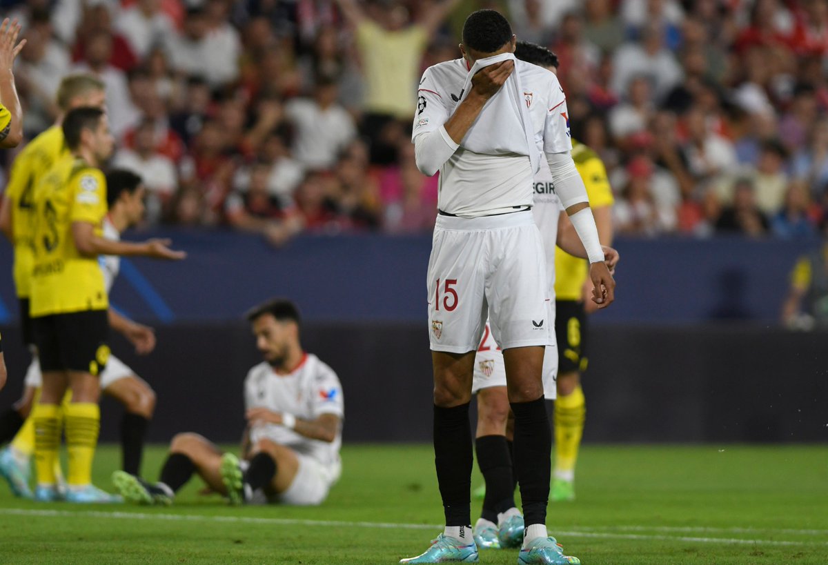 eldesmarque_sfc's tweet photo. #SevillaFCBVB 0-3 (45') DESCANSO. Duro varapalo para el Sevilla, que lo intentó durante buena parte del primer tiempo #UCL https://t.co/nJm7JJDqQy