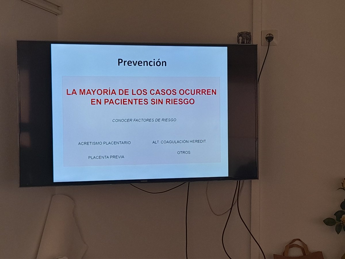 LaufuentesLaura's tweet photo. Simulación in situ. Aprendemos todos. Taller de hemorragia obstétrica.  Complexo Hospitalario Universitario de Ferrol @AulaFerrol @rivera_trobo @g_seoane @XXIFerrol https://t.co/ULcMHDlk58