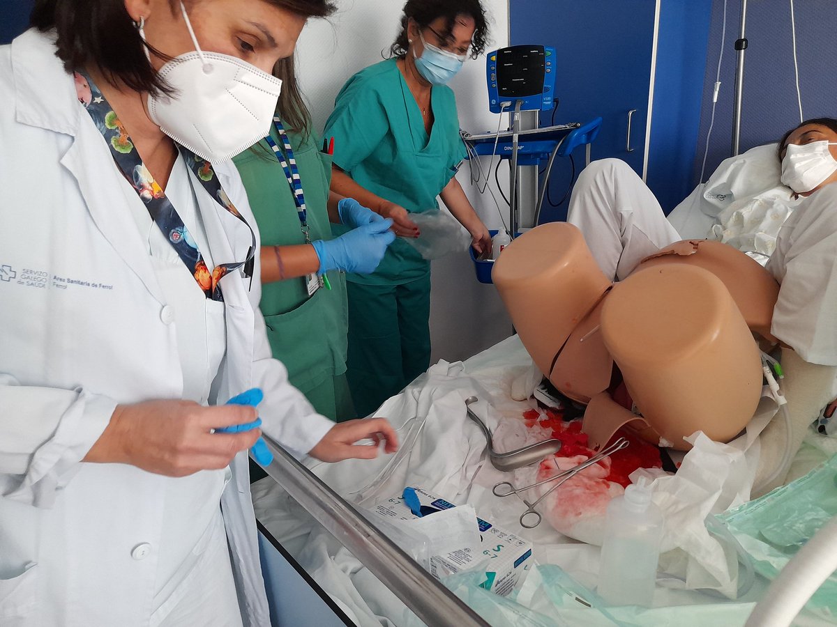 LaufuentesLaura's tweet photo. Simulación in situ. Aprendemos todos. Taller de hemorragia obstétrica.  Complexo Hospitalario Universitario de Ferrol @AulaFerrol @rivera_trobo @g_seoane @XXIFerrol https://t.co/ULcMHDlk58