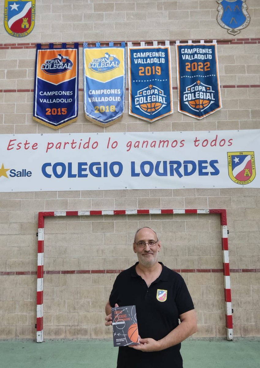 TareasAplicadas's tweet photo. ¡Más libros con sus dueños 📚!

Gracias José Antonio, Javier, Benito y Sofía. https://t.co/AMthY5bpux
