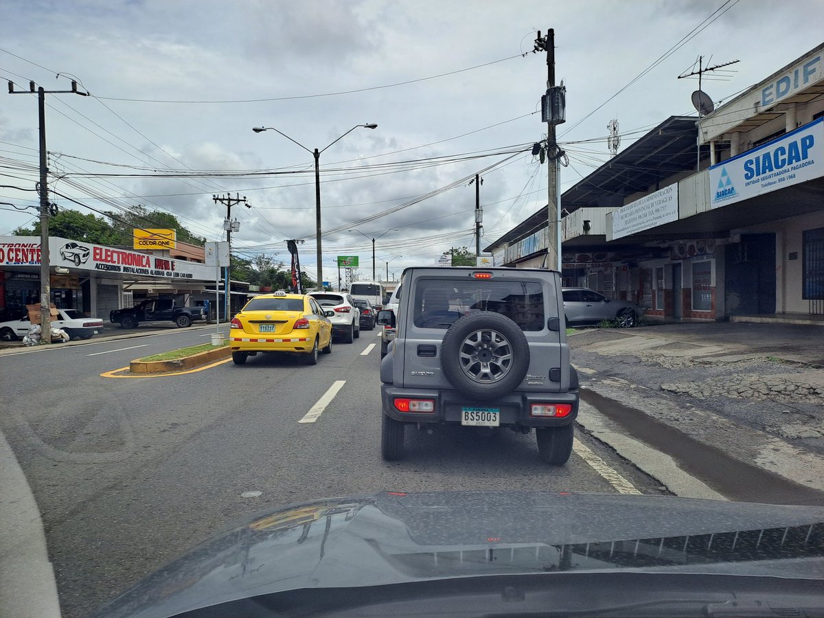 politicaveragua's tweet photo. Mi recomendación es que no pasen por calle décima. 

Tranque descomunal a las 12:00 p.m. 

El problema es que no hay más vías.

Y otra cosa, si un semáforo 🚥🚦 está en verde, el otro también lo debe de estar 🤦

#politicaveraguas🇵🇦 https://t.co/GaoMnVH0br