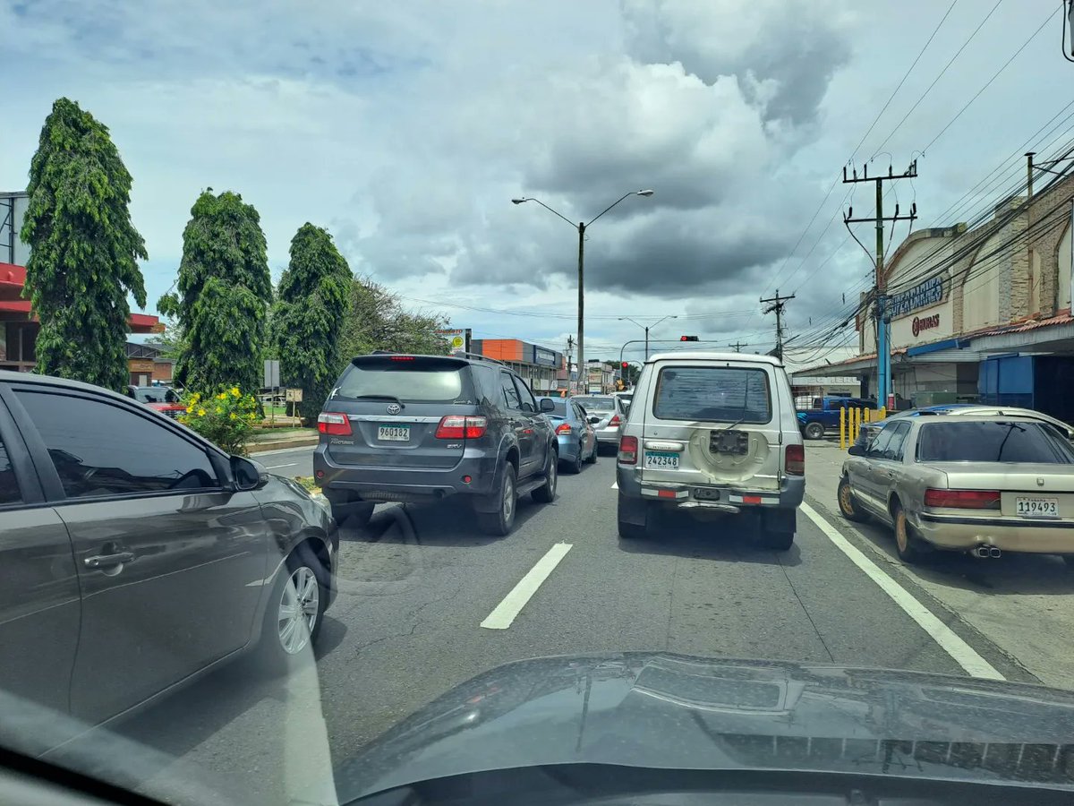 Mi recomendación es que no pasen por calle décima. 

Tranque descomunal a las 12:00 p.m. 

El problema es que no hay más vías.

Y otra cosa, si un semáforo 🚥🚦 está en verde, el otro también lo debe de estar 🤦

#politicaveraguas🇵🇦