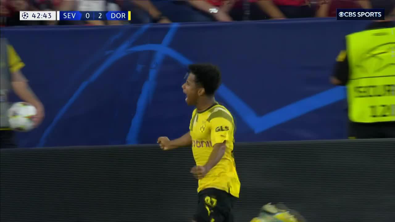 That first touch flick over the defender by 17-year-old Youssoufa Moukoko in the build up here was insane. 😳

Dortmund are not holding back. 🔥”