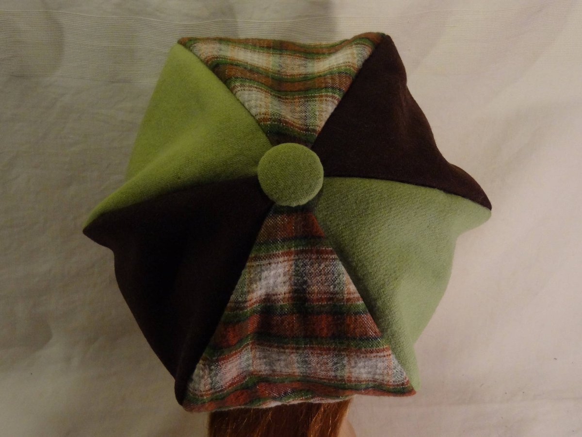 lafabriquedeC's tweet image. Voici ce que je viens d&apos;ajouter dans ma #boutiqueetsy : Chapeau béret style gavroche, en tweed vert anis marron et écossais. Pour femme T53-55. etsy.me/3M7W2C0 #marron #vert #polyesterrecycle #accessoiredemode #modefemme #beretgavroche #modeleunique #textilesre