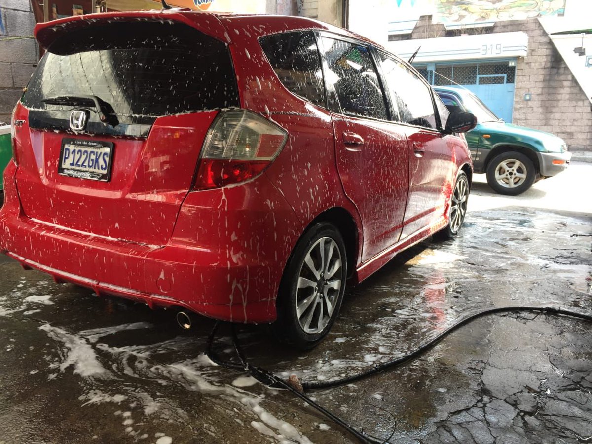 NewsSatelite's tweet photo. VEHÍCULO ROBADO  Honda Fit P122GKS robado a punta de pistola el día de ayer por la noche atrás del C. C. San KRISS MALL Información a los números de teléfono 35156607 - 5429 2277 Como detalle y observación tiene tres aros y en la parte de atrás una de repuesto. https://t.co/fcS8MqvzEK