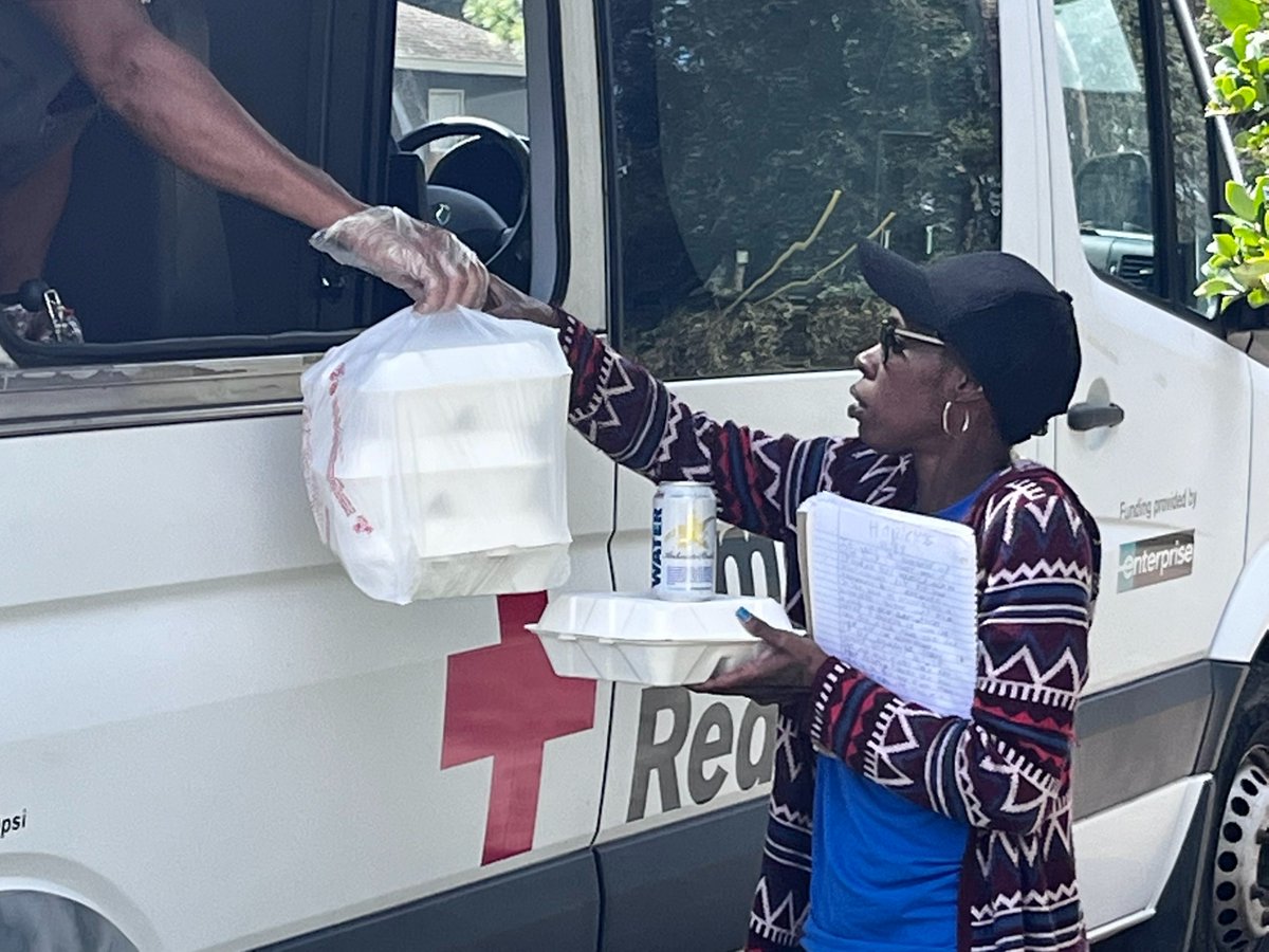RedCross's tweet photo. Lakeisha Williams was grateful to receive meals from our disaster teams who were visiting affected neighborhoods in Orange County. She has lived in the area for nearly 30 years &amp; never experienced anything like #HurricaneIan.

Learn more on our response: https://t.co/o3SQSRLmsm https://t.co/R2ls45zOkd