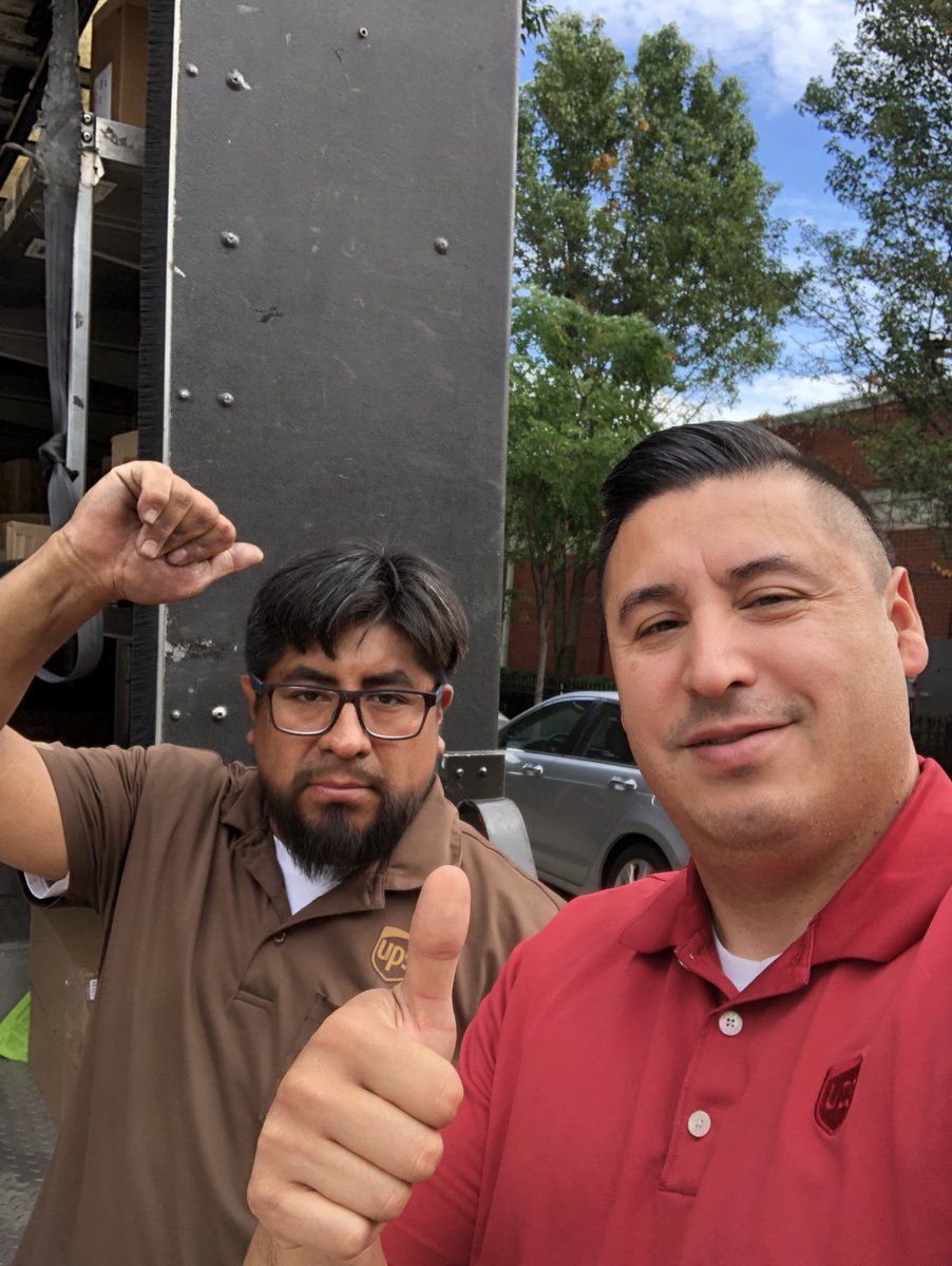 Recognizing our new service provider Ommar for being a defensive driver! ⁦<a href="/lalejandro1983/">Luis Cardenas</a>⁩ ⁦<a href="/UPSjobs/">UPS Jobs</a>⁩ <a href="/CP_UPSers/">Central Plains</a>⁩