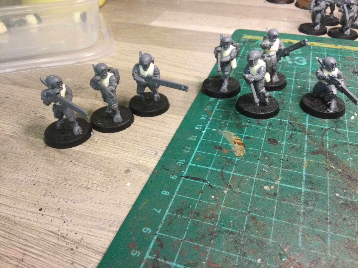 tiffanyszoneuk's tweet photo. With the spare parts left over from 3 Fire Warrior kits and casting resin torso’s.  I’ve managed to make 7 extra FW.  I suppose I need to buy another FW set now to finish the squad to 10. 😳 #firewarriors #tau #tausept #tauempire #warhammer40k #warhammercommunity https://t.co/lZQfL0UdMb
