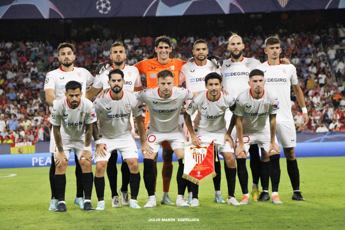 elsevillistaes's tweet photo. 🕰️ 45´ | #SevillaFC 0-3 @BVB
A continuación, os facilitamos alguna instantánea de nuestro fotógrafo a pie de césped en el Sánchez - Pizjuán. Las primeras, sobre el saludo entre entrenadores y la concentración de Lopetegui.
📸: @juliomarin1905
#SFCBVB #TDSDeporte #UCL https://t.co/nyUQyb48t9