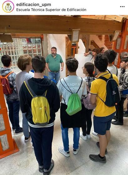 iesneilarmstro1's tweet photo. Los trabajos de Orientación no paran. Mari Paz, jefa del Depto. de Dibujo del #Neil ha llevado a los alumnos de Bachillerato a la Escuela Técnica Superior de Edificación (@La_UPM). ¡Qué interesante!
¡Muchas gracias a Mari Paz y a @ETSEM_UPM por tan valiosa actividad! 💞📚 https://t.co/uA6zmiSpG5