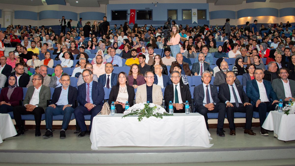 selcukuniresmi's tweet photo. Rektörümüz @ProfDrMetinAksy, Üniversitemiz Sultan Alparslan Kültür Merkezinde düzenlenen "Neşet Ertaş'ı Anma Programı"na katıldı. https://t.co/tA4xs2GGPI
